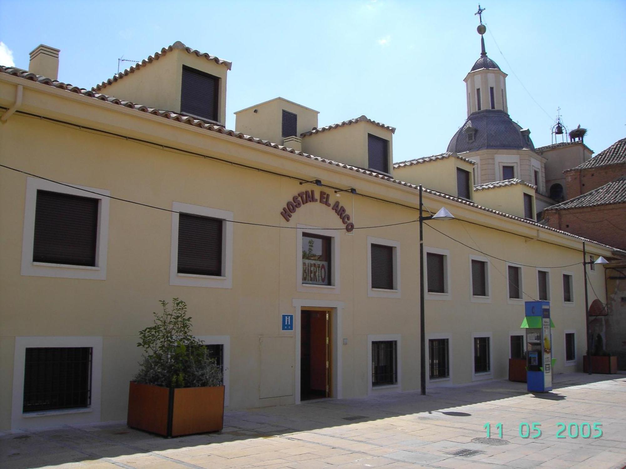 Hostal El Arco Mejorada Del Campo Exterior foto