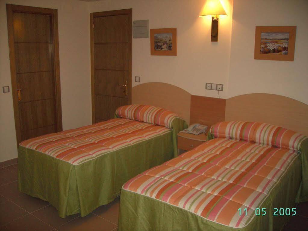 Hostal El Arco Mejorada Del Campo Exterior foto